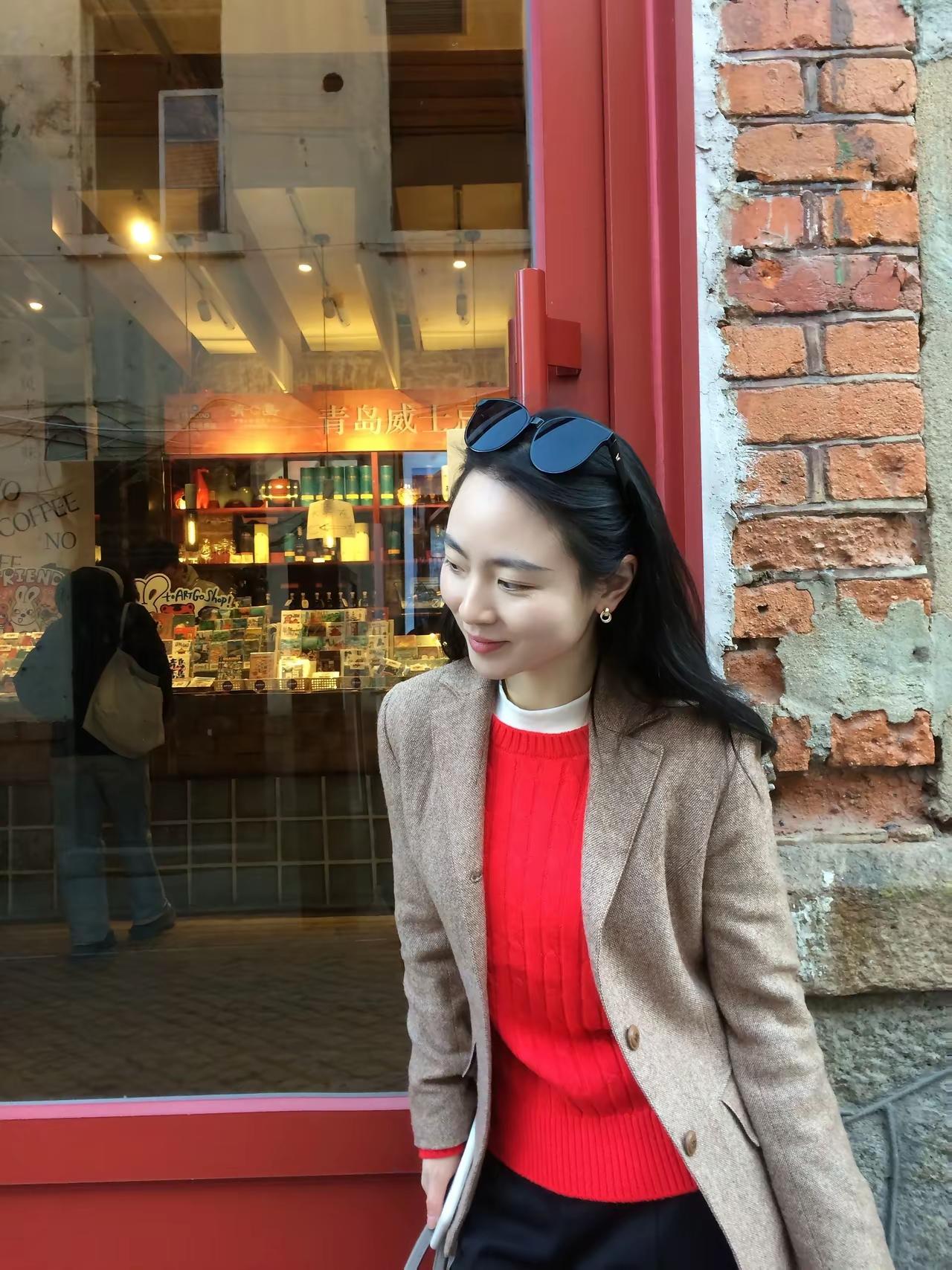 红袖添香夜，书香满怀中。