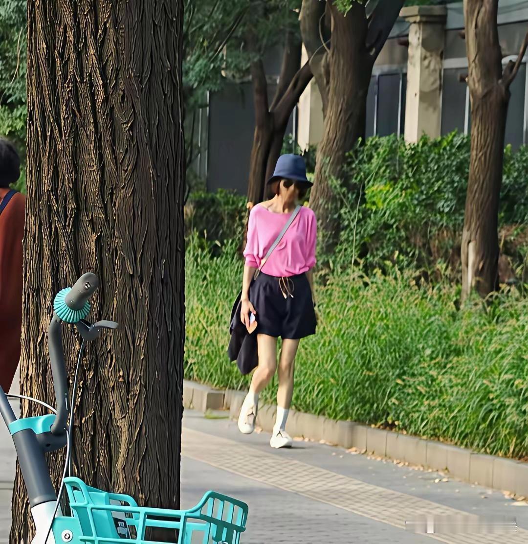 偶遇鲁豫，他现实看着也太年轻了，其实她都56岁了