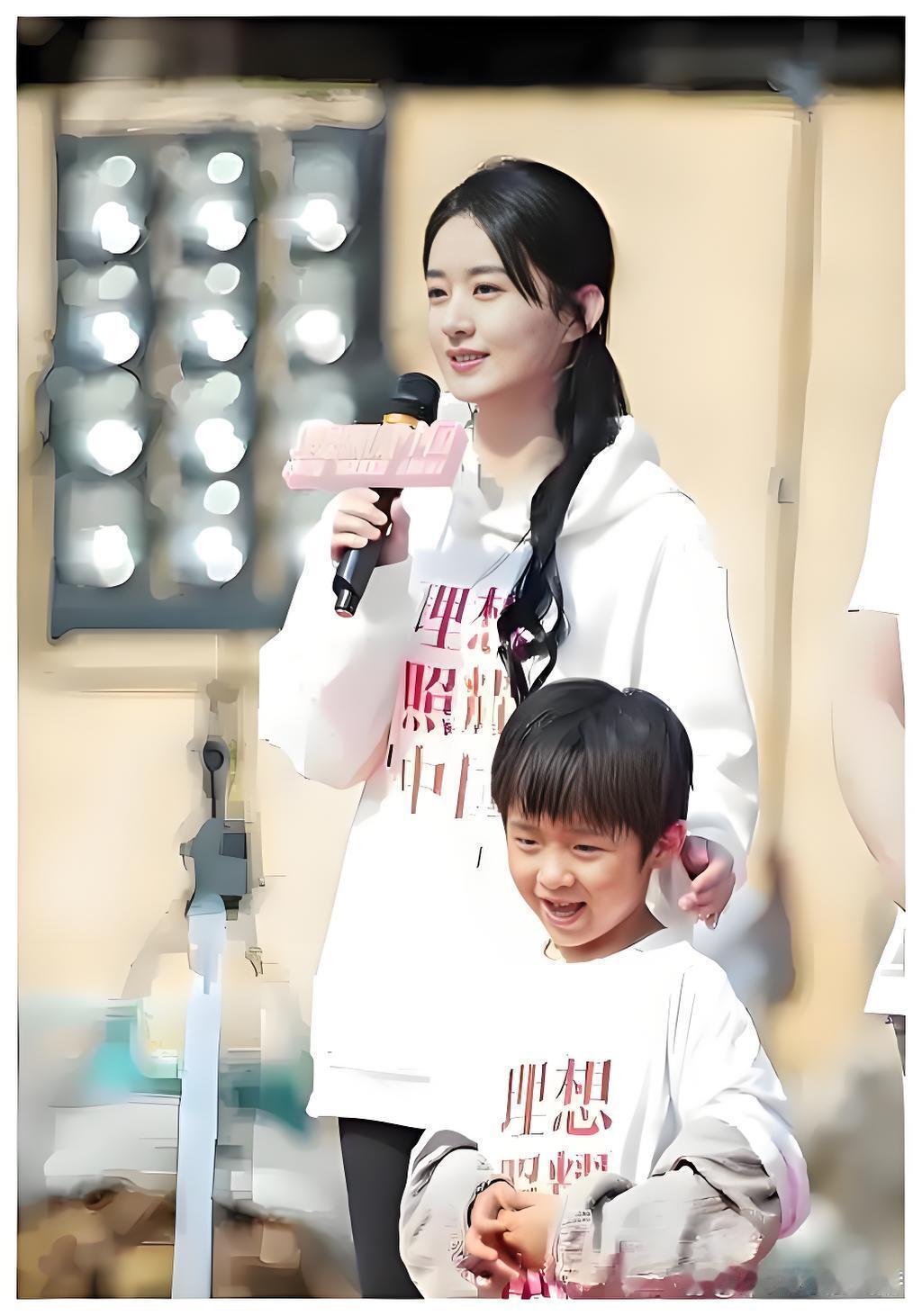 赵丽颖与儿子想想暖心日常点滴赵丽颖极少主动公开儿子生活，大多温馨片段都来自