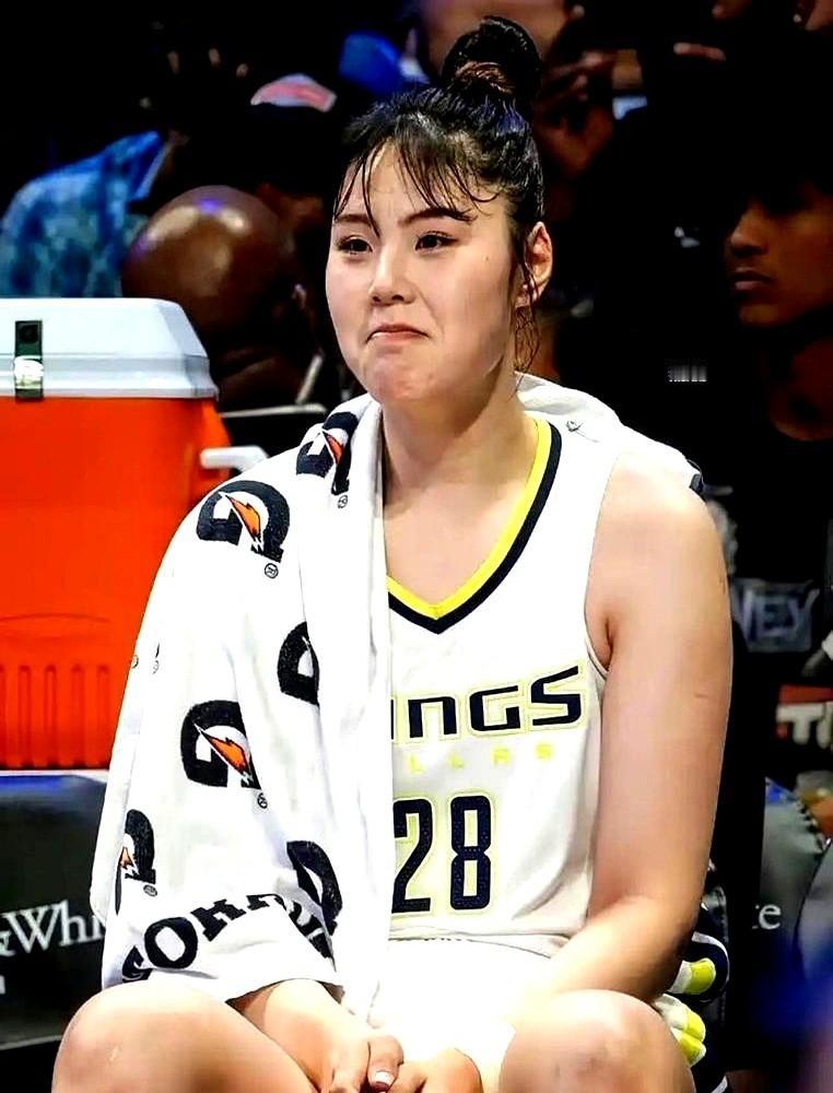 李月汝这事，把职场那点事儿演明白了。平时全队上场时间最少，场均就7.7分钟，