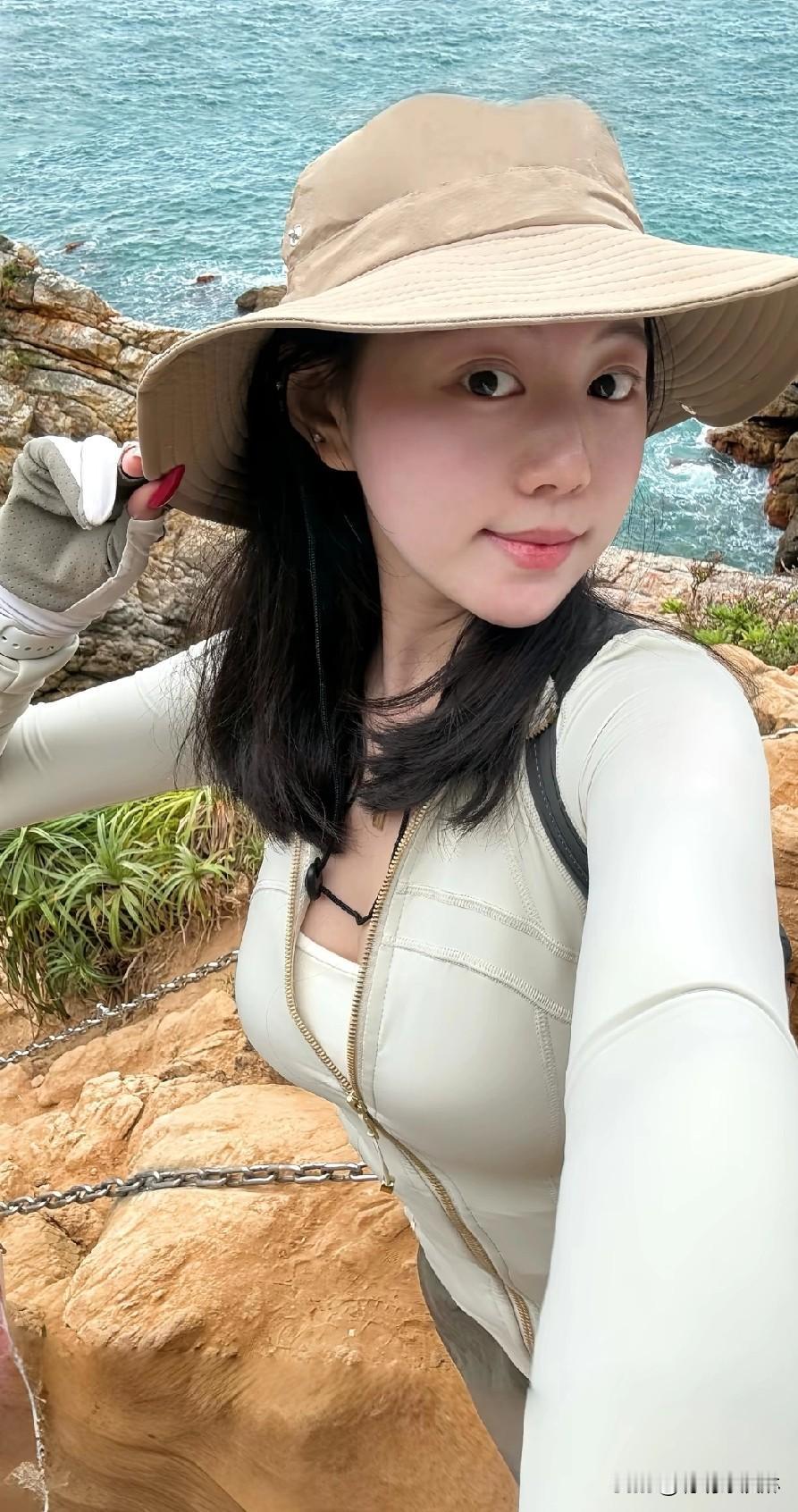 海边自拍，阳光明媚，沙滩漫步，享受美好时光。