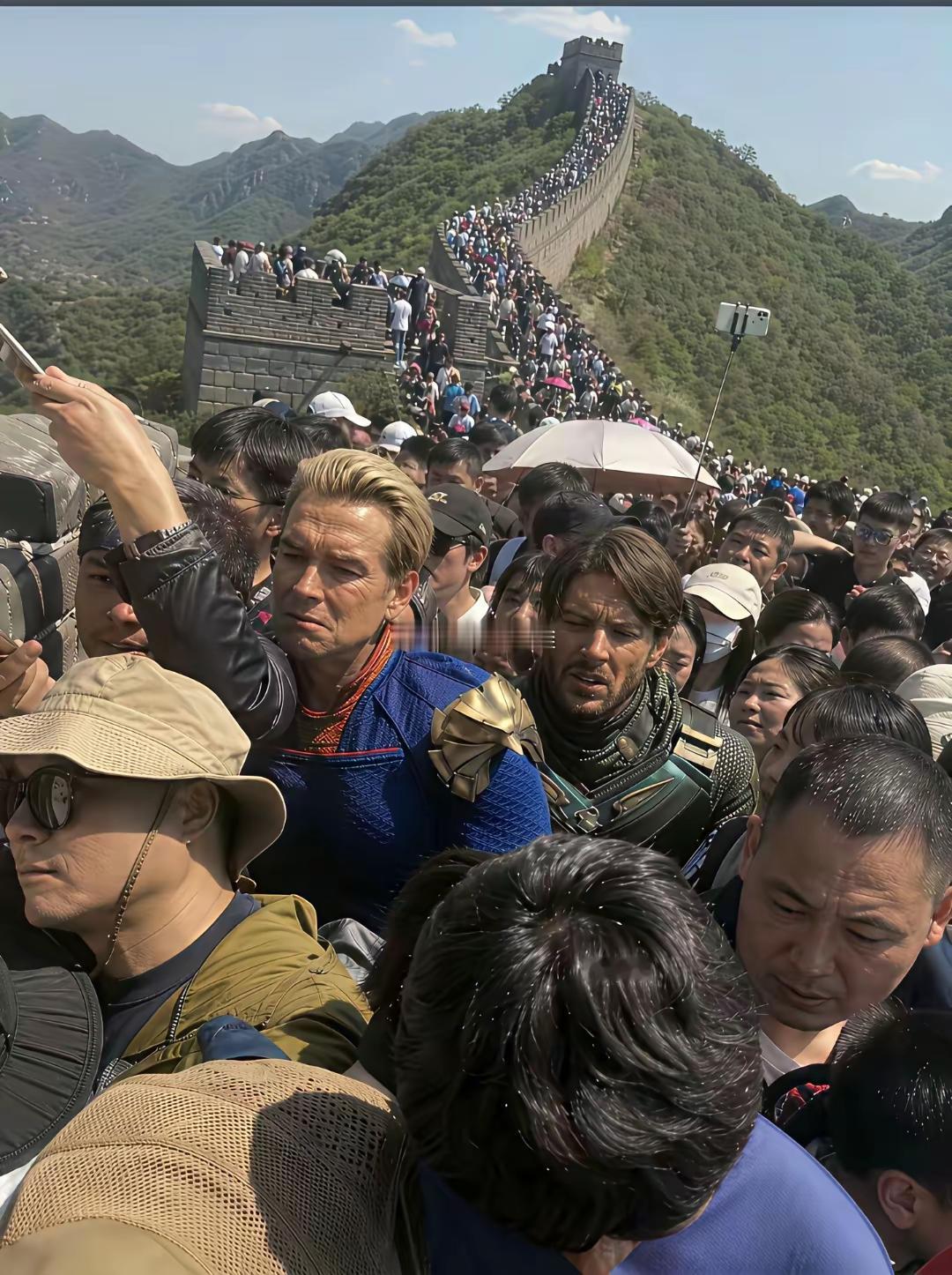 北京和上海摊上事了！祖国人和他老爸士兵男孩一起去八达岭长城，结果被人挤成了饼干