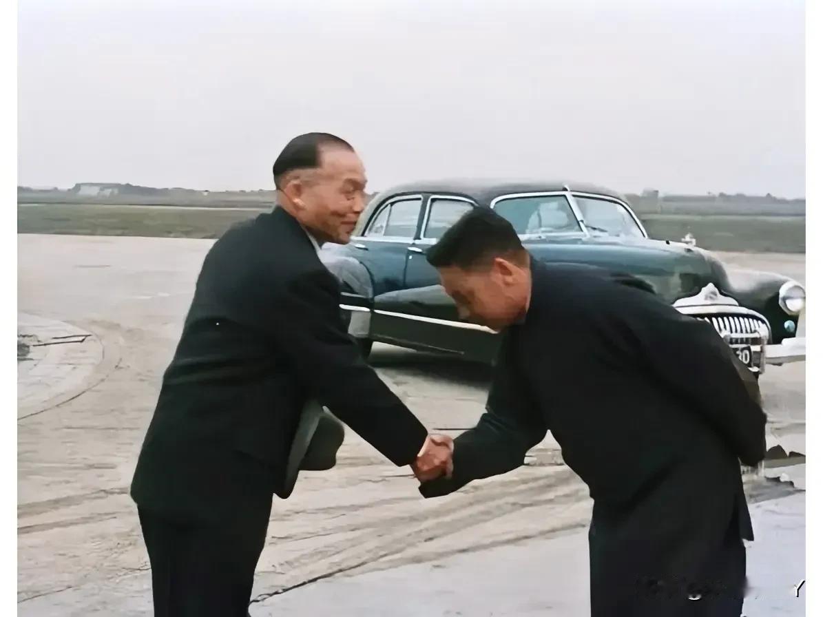 上世纪40年代末期，杭州机场，李德邻和蒋建丰握手相迎