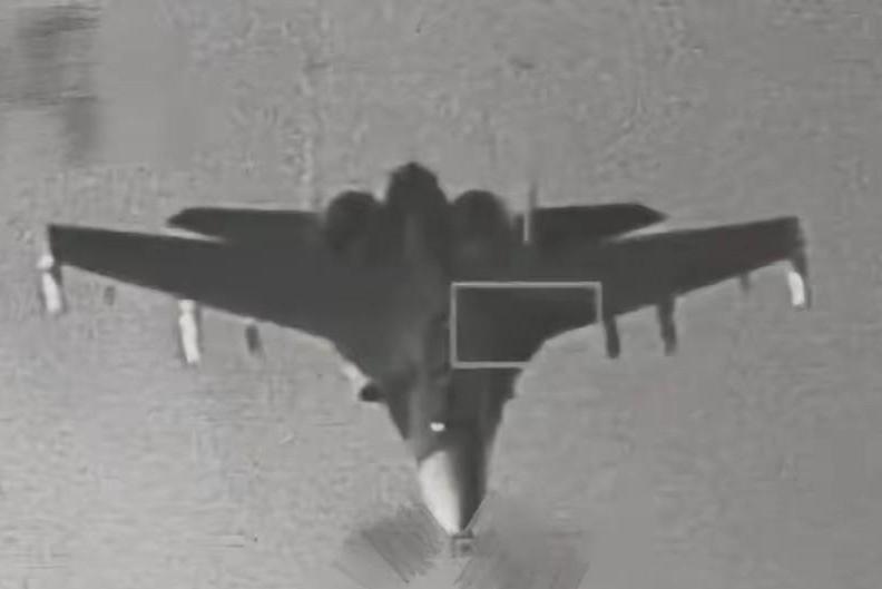 逃跑还不忘拍照，台湾声称其F16用狙击手吊舱拍到了歼16台湾公布一张照片，台湾