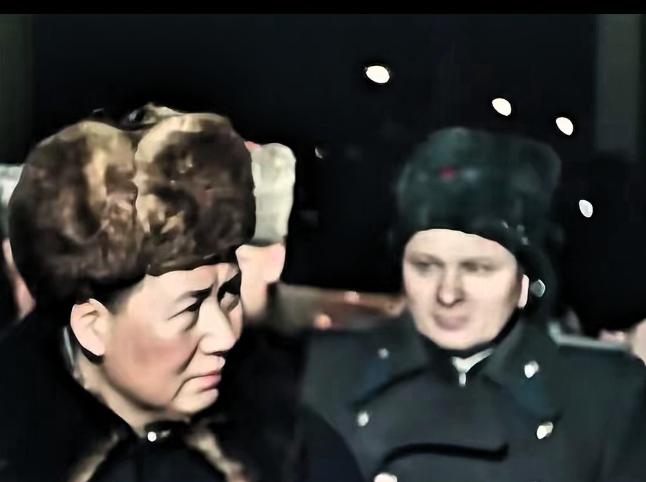 1958年，当赫鲁晓夫要在中国搞长波电台和联合舰队时，毛泽东愤怒地说“你把整个