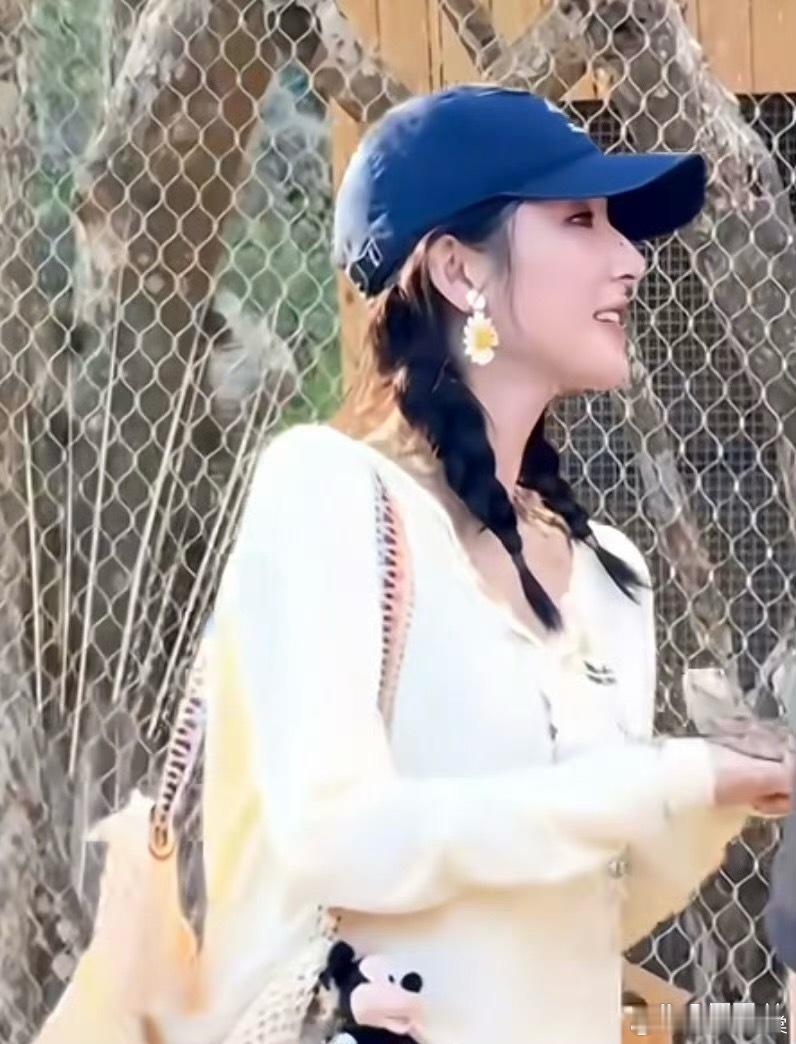 三亚偶遇薇娅，状态令人意外，之前搬公司还亲自包喜糖给员工