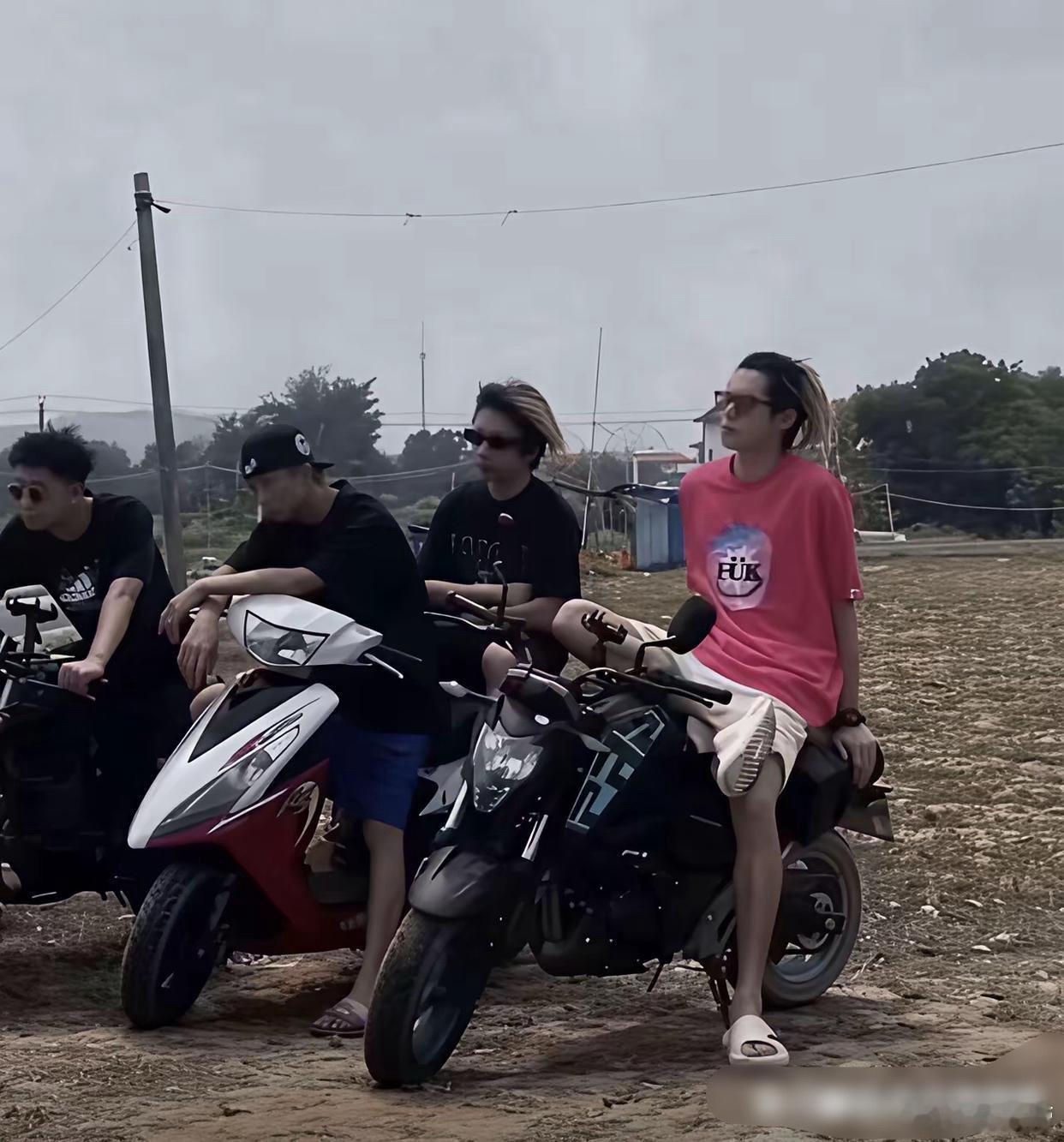王鹤棣早期照片被扒，真的就是个精神小伙
