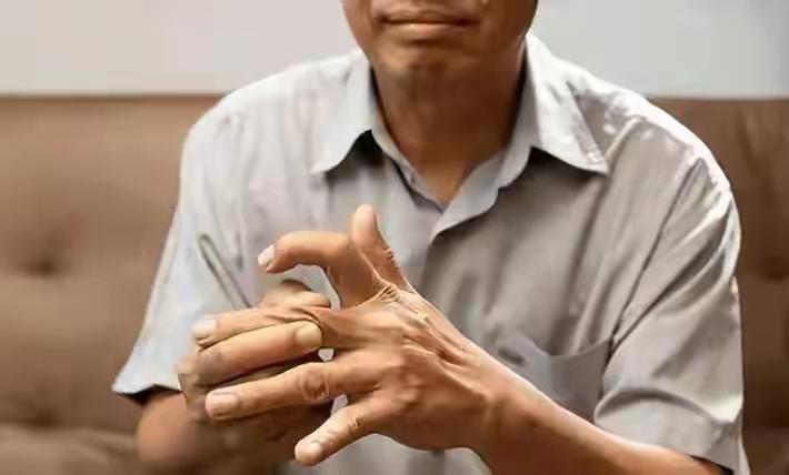 《这些每天一杯的“续命水”，正在偷偷把你的尿酸逼到爆表》1.你以为的健康