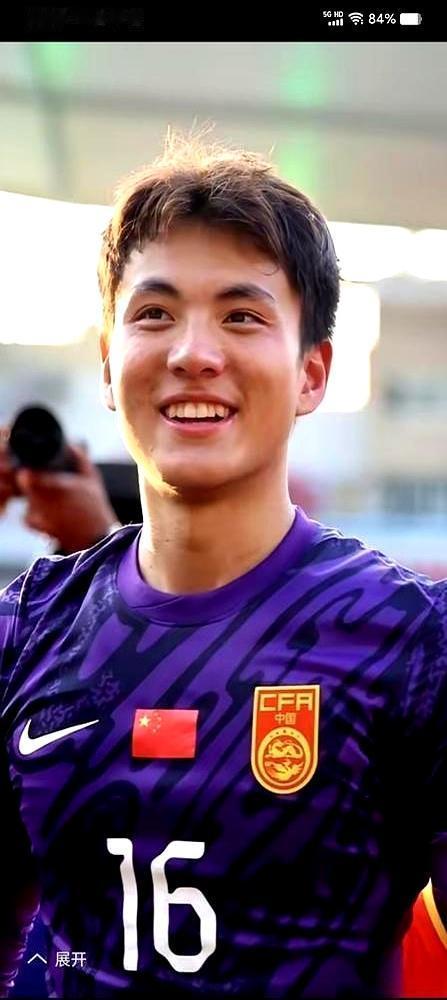 王钰栋，19岁，身价150万欧，中超税后300万。欧洲二队招手，年薪只剩6