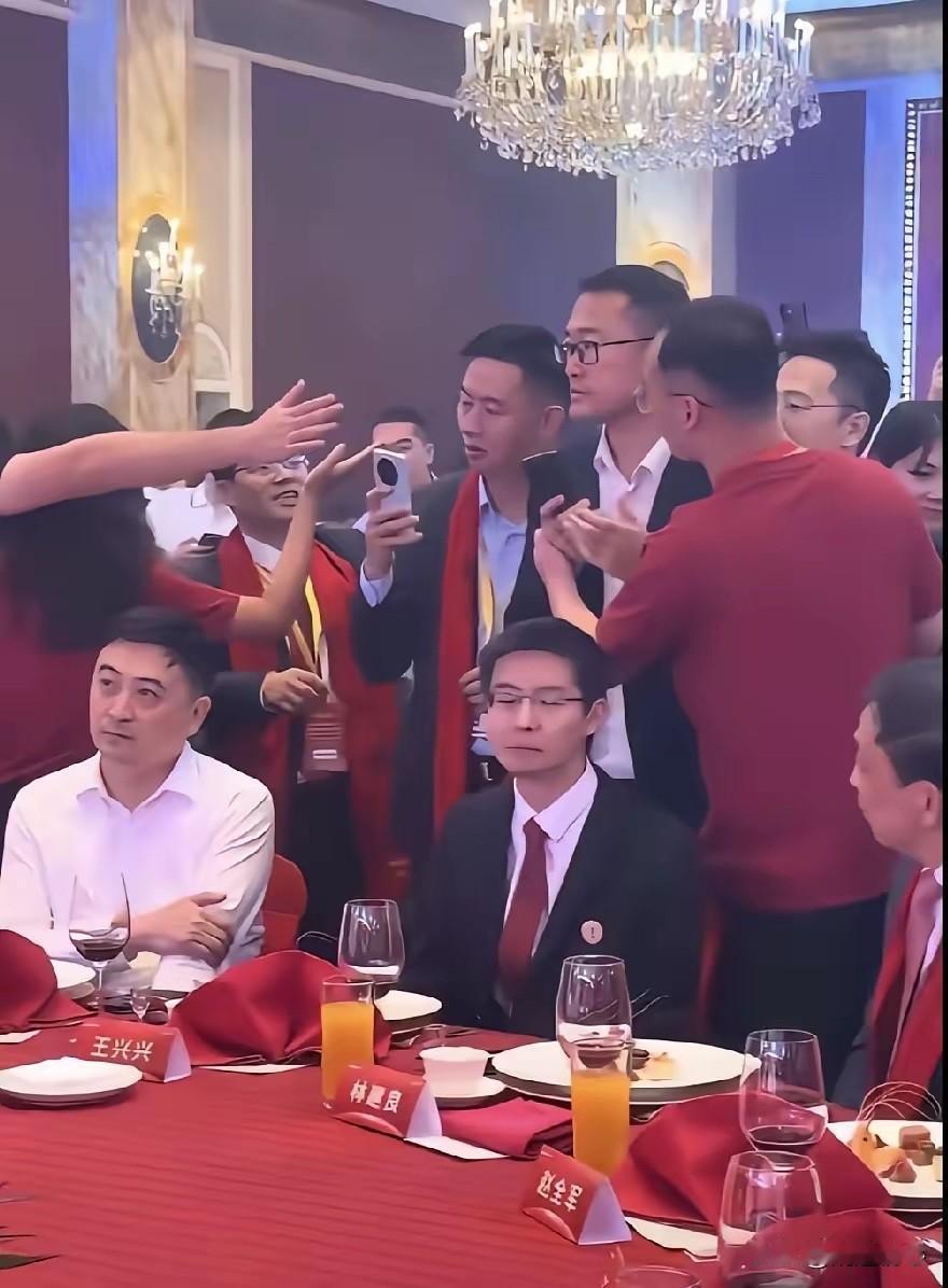 他为什么不开心呢？因为连他自己都觉得太疯狂了，一年2.74亿的利润居然干到400