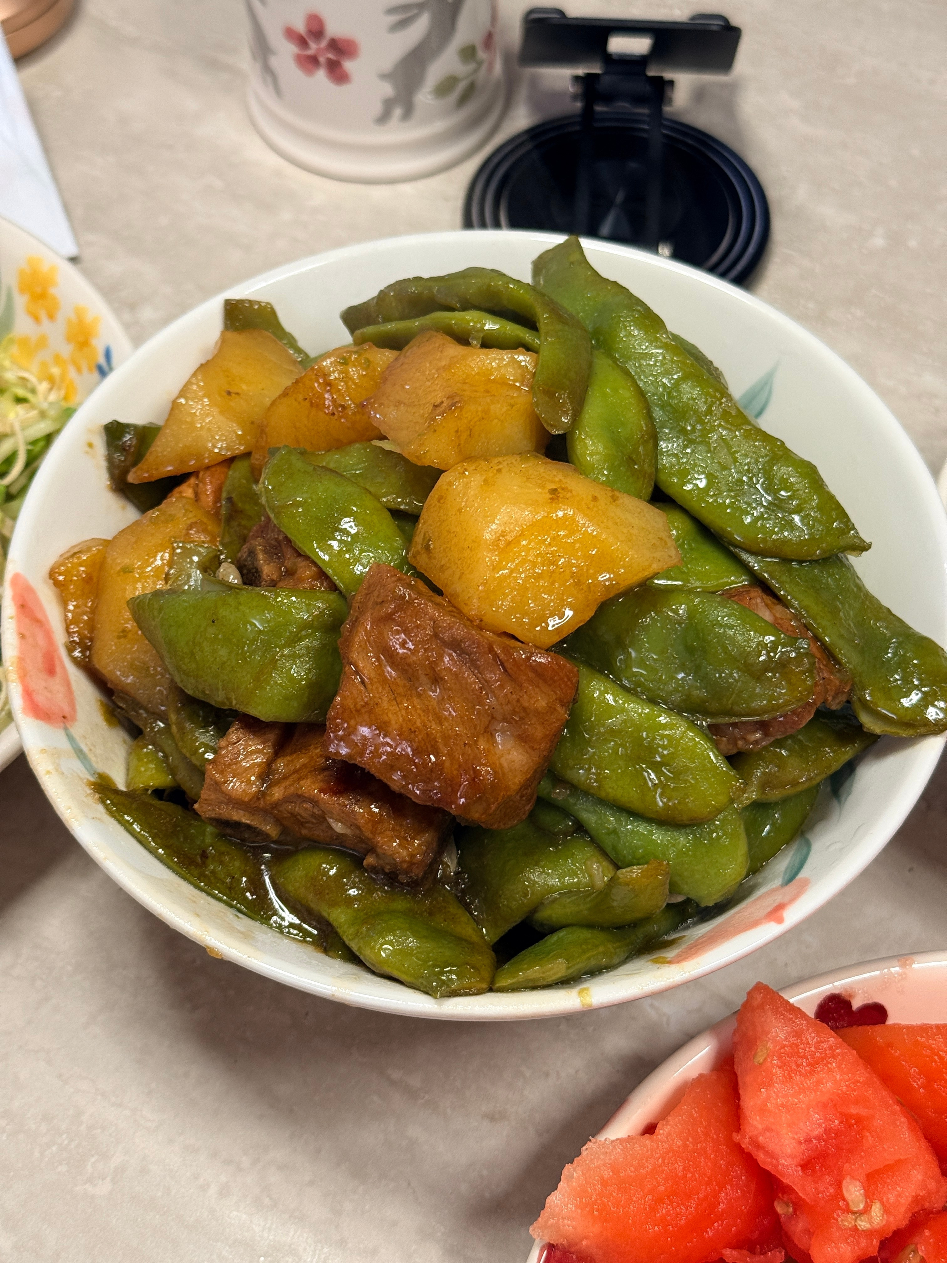 东北菜排骨炖豆角和老北京炸酱面有一个共同点，那就是家里做的永远比饭店做的好吃。我