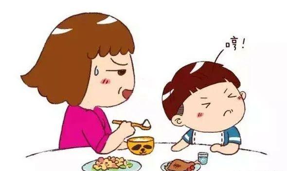 近日，河南，弟弟吃饭时只顾玩手机不愿意吃饭，妈妈端着碗把饭喂到嘴边:“来，儿子吃