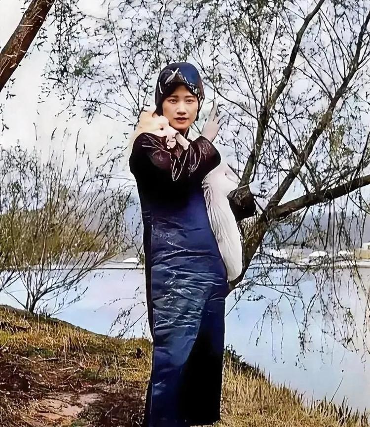 1930年27岁的陆小曼就是这个样子的。