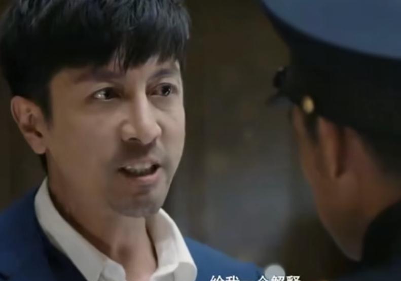 我查了资料，才知道喉咙药根本不能沾水。可1943年的上海陆军医院，护士偏偏在病