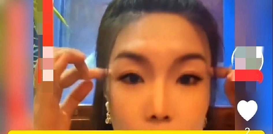她穿大褂说郭德纲的词，卖299块的袍子，一晚上卖了850万。结果六成多买家连夜