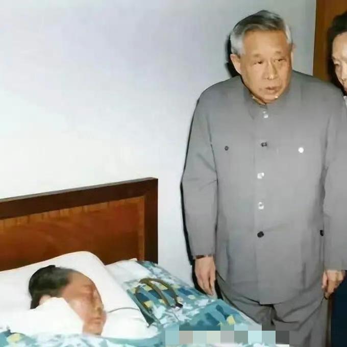 1981年，廖承志紧急赶赴上海，探望弥留之际的宋庆龄，留下一张罕见合影。病床前的