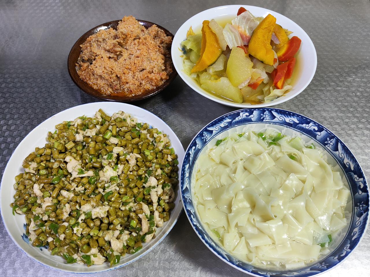 六月二十一日的午餐分享来啦！粉蒸排骨软糯入味，鸡胸肉炒酸豇豆清爽下饭，再配上一锅