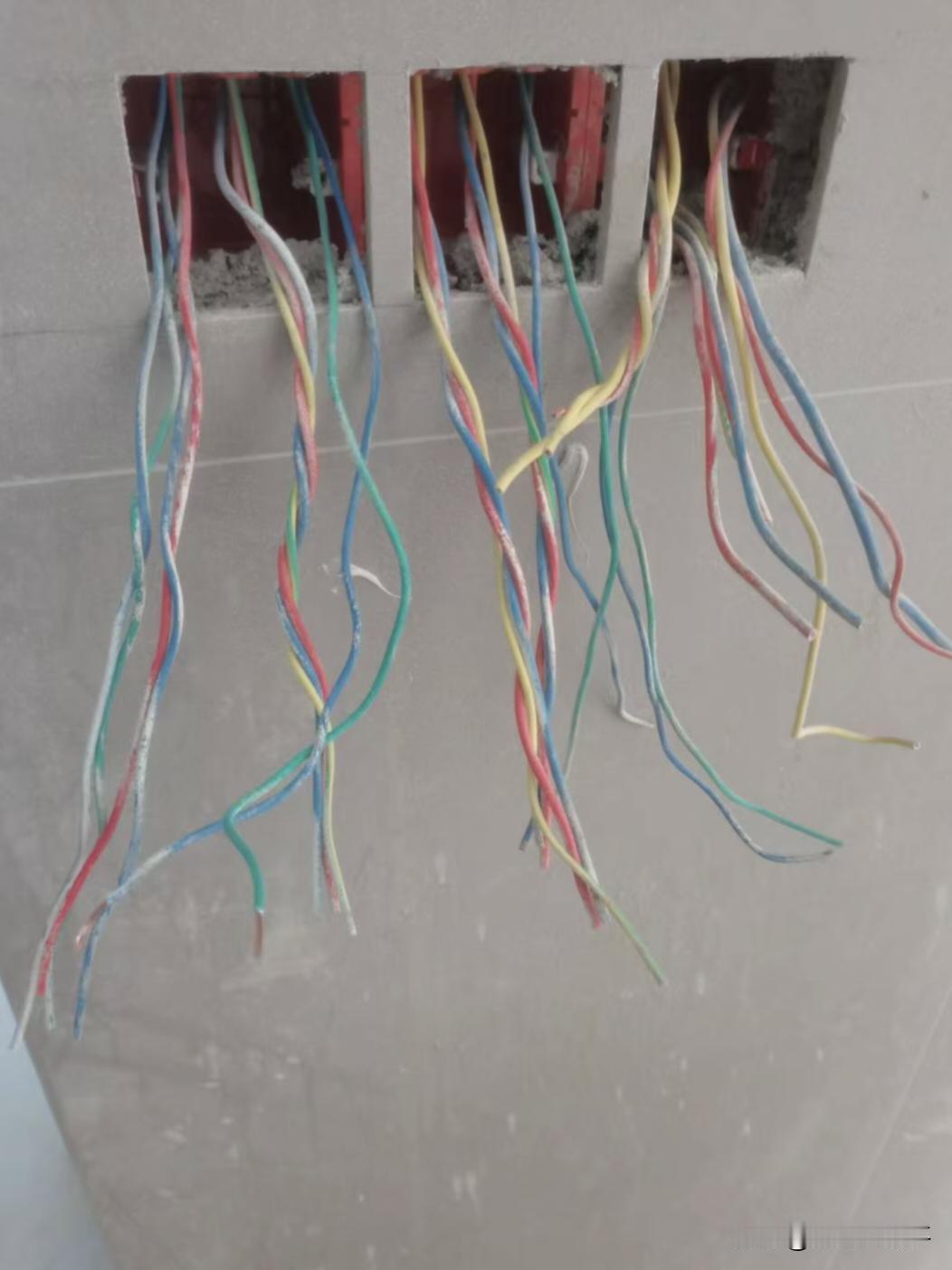 刚入行的电工师傅，看到墙上三个暗盒icon里面这么多线表示不满，咋搞！提工具走人