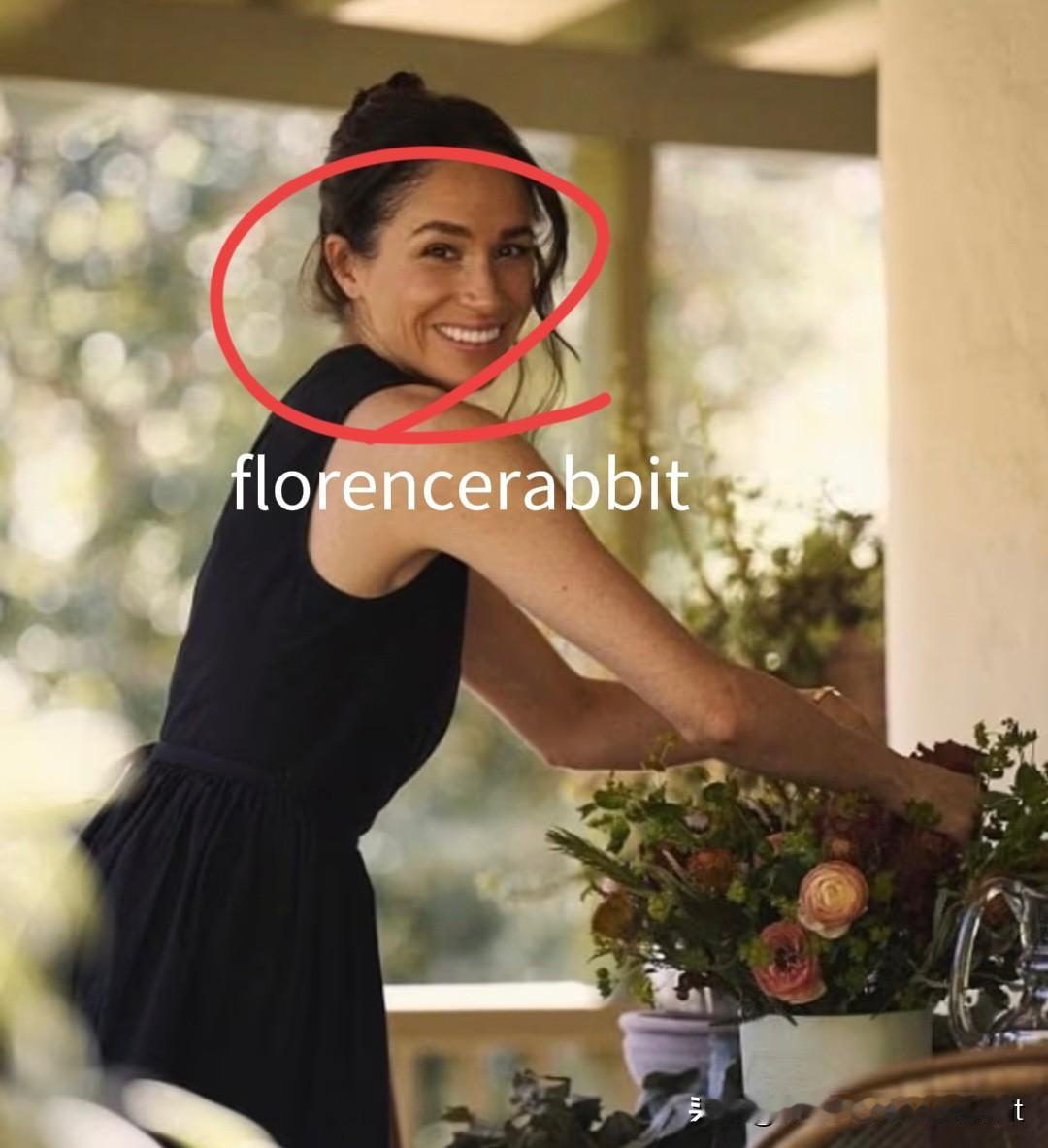 秒删！当她丈夫的叔叔被剥夺王子称号的消息传出后，马克尔在社交媒体上发了一张笑得灿