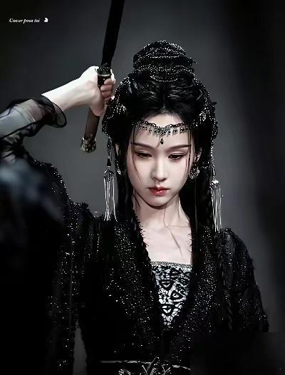 郭敬明是真的怕了，怕鞠婧祎公司爆出鞠婧祎的税务问题，所以赶紧把《月鳞绮纪》提档。