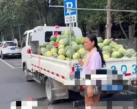7月14日，河南漯河一患癌妈妈身上挂着2个尿袋在大街上卖瓜还债，9岁的女儿帮忙守