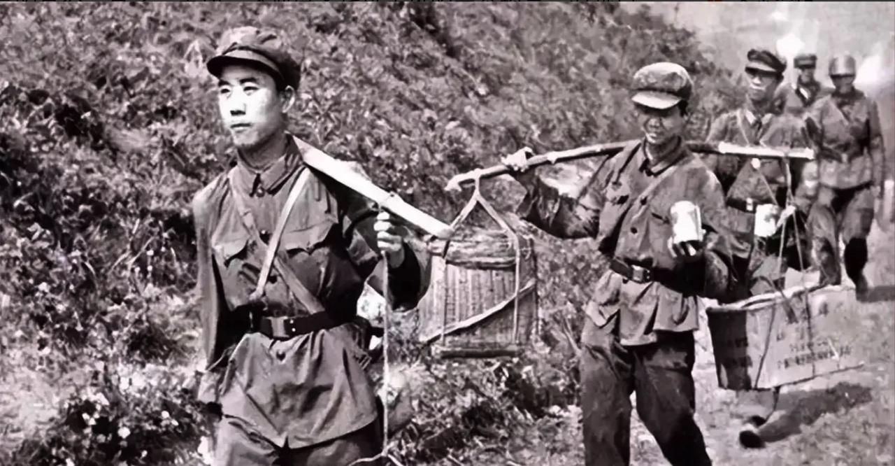 1979年，炊事员陶洪礼给前线送饭，路上，他遇到了一个越军哨所，就对战友说：“