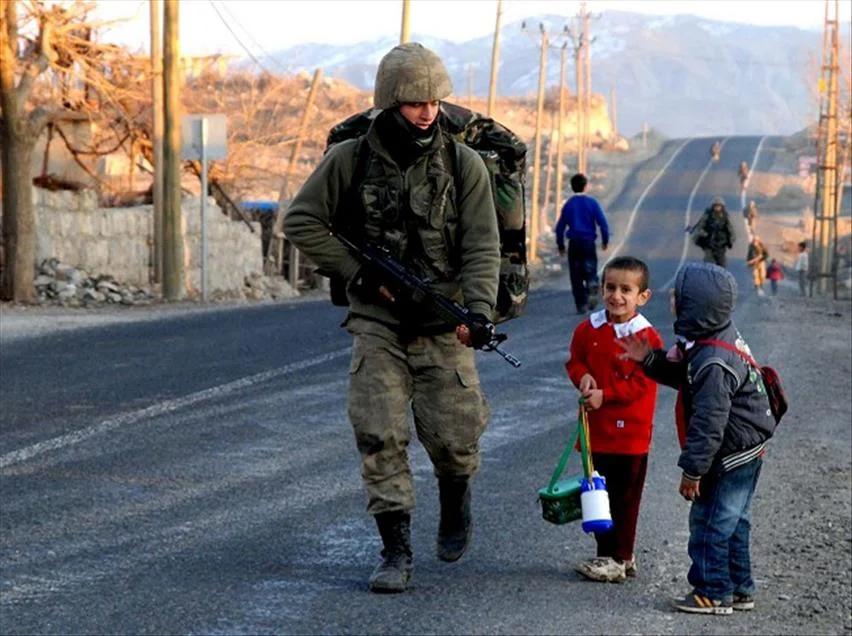 土耳其军队拍的在库尔德地区亲民照片，其实和宣传的相反，土耳其人并不受欢迎