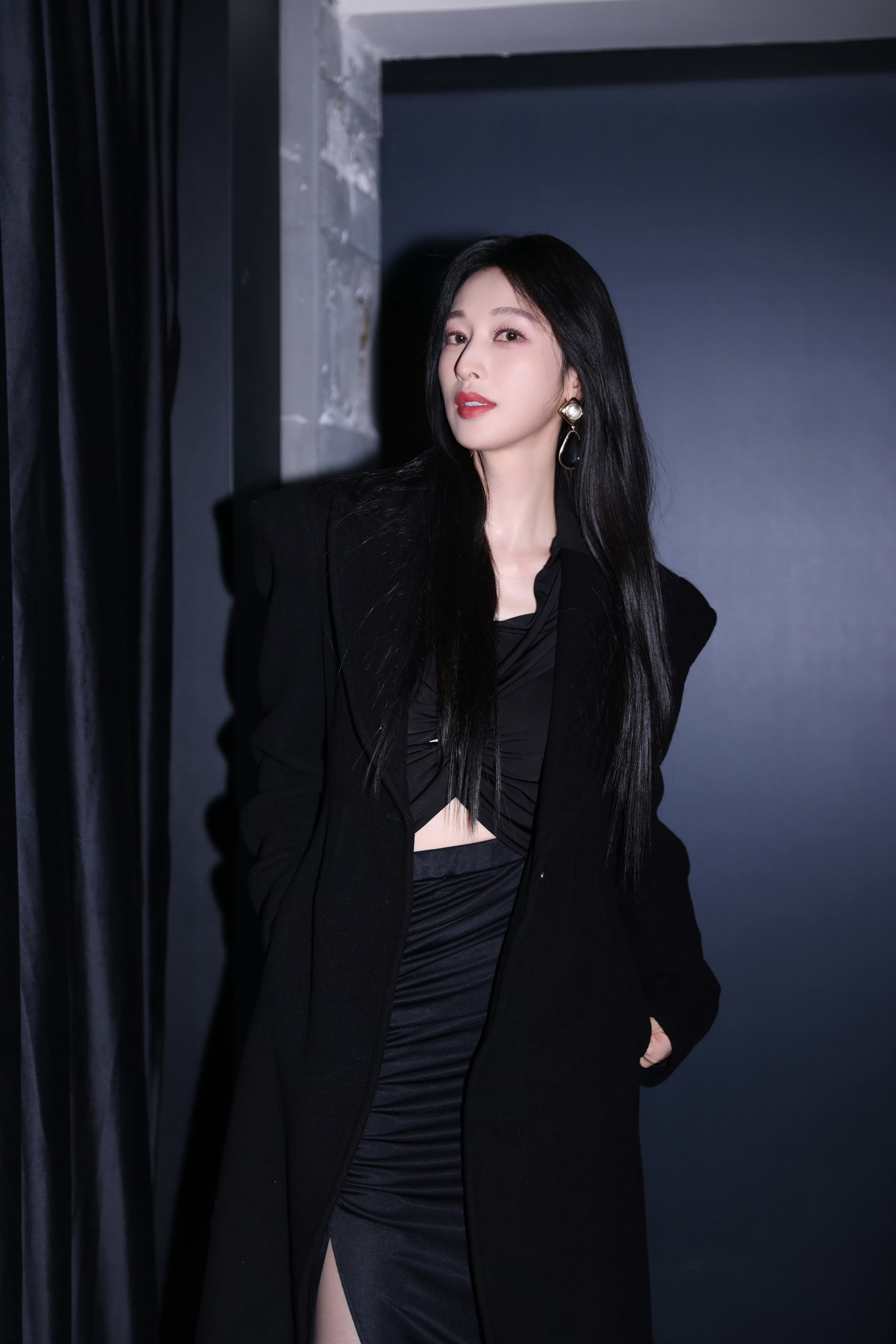 张俪最新活动黑丝造型