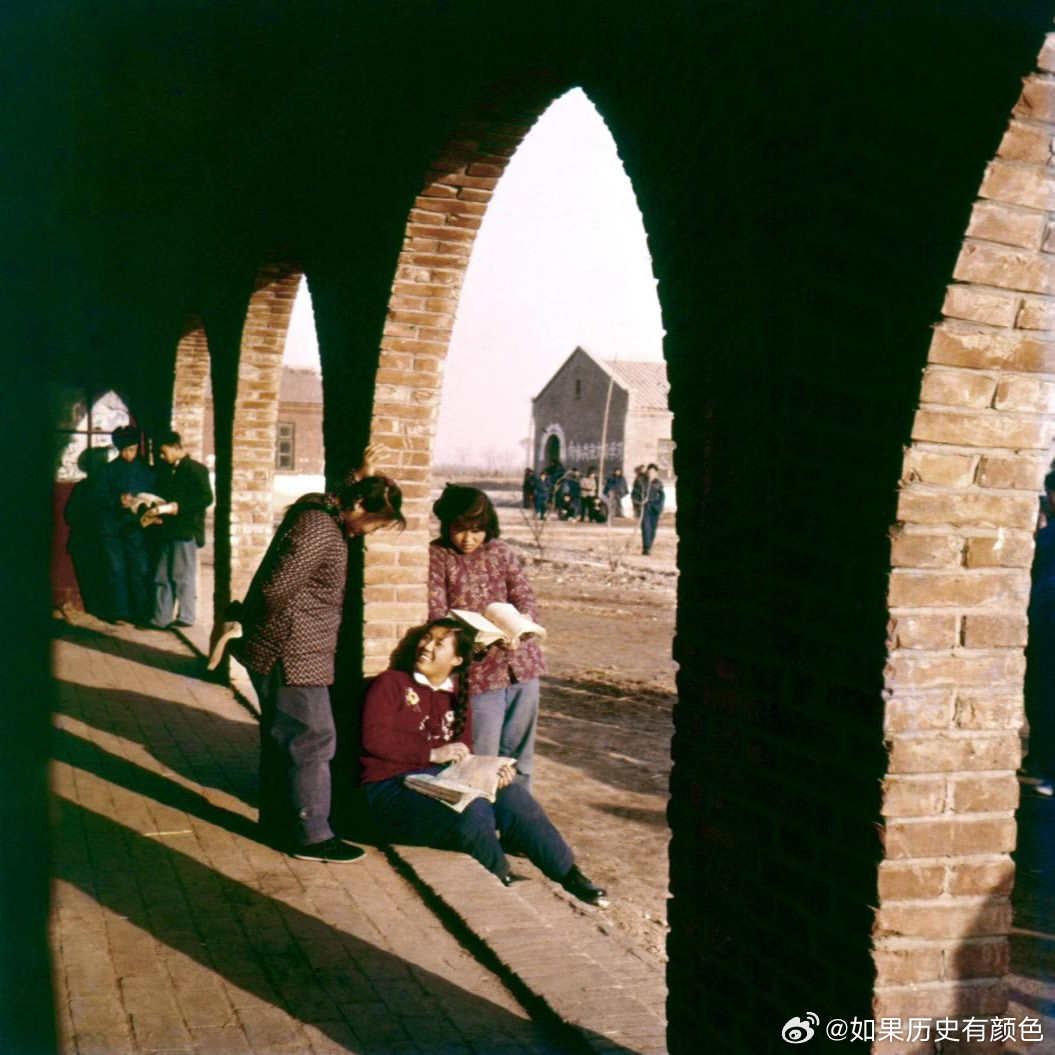 1950s，北京，拱廊下自习的学员。摄影任诗吟1950s,Beijing,