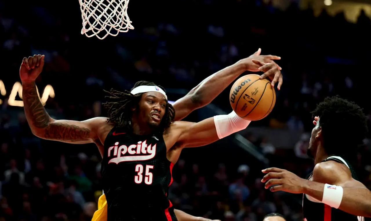 NBA专栏作家EddieBitar分析湖人得到罗威的三种交易方案：1.最可能