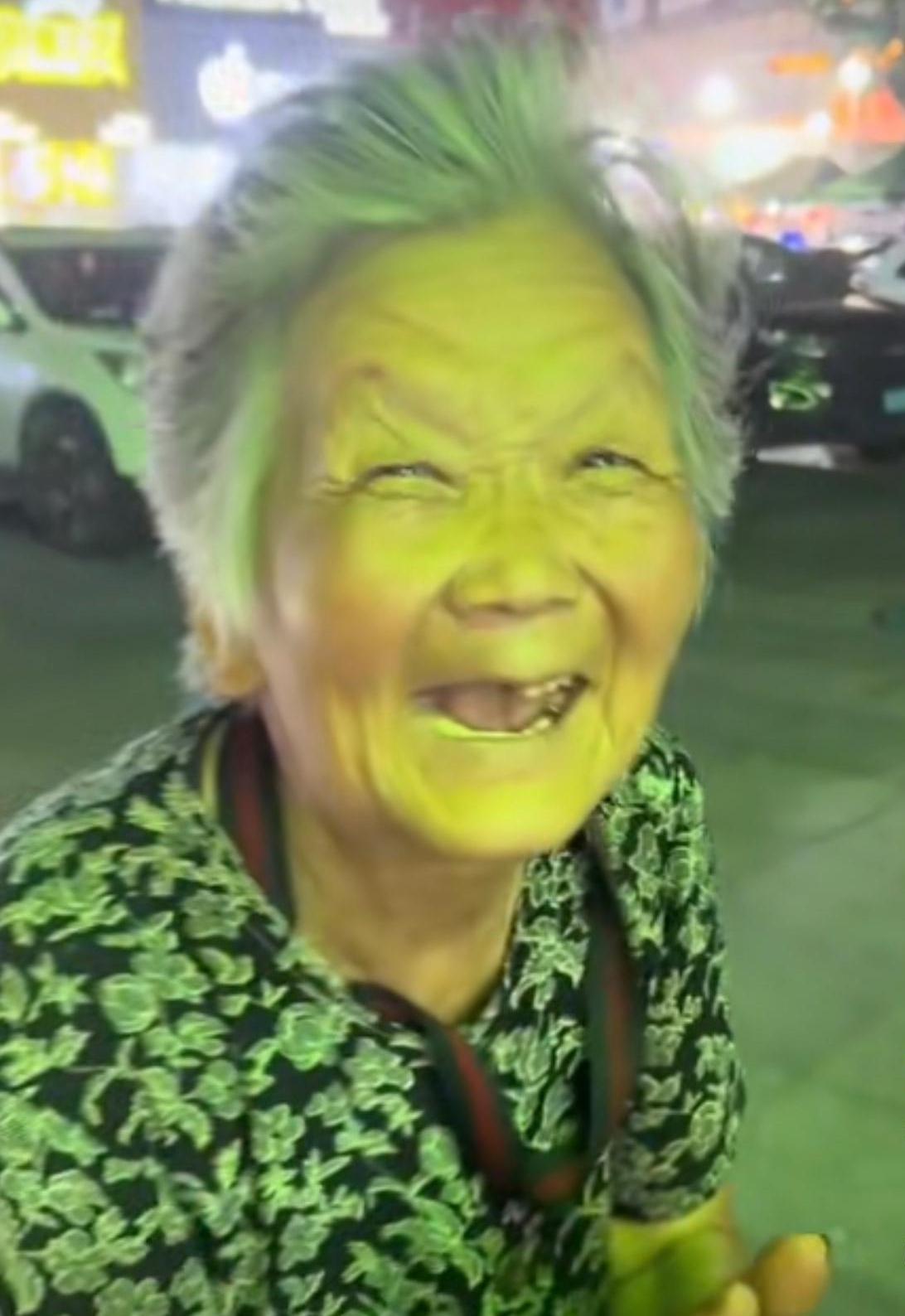 新疆，男子喊住一位8旬拾荒老奶奶，说自己手机没电了，想借两元钱。老奶奶马上要回家