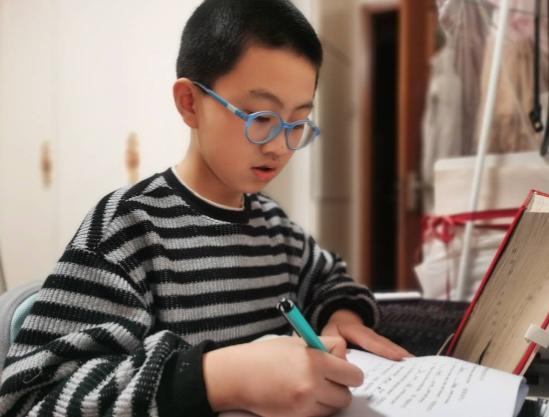 学生压力到底有多重？小学初中尤其夸张？天天不是补课，就是刷卷，孩子身上的灵气一点