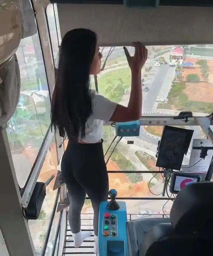36岁塔吊女司机被工地清退，四个月两万五工资一分没结。36岁的李素琴从数十米