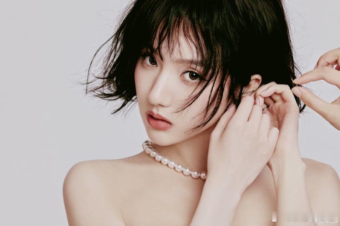 差点没认出这是苏晓彤苏晓彤短发完全不吃压力完全好像橱窗里面的洋娃娃一样呀，说实