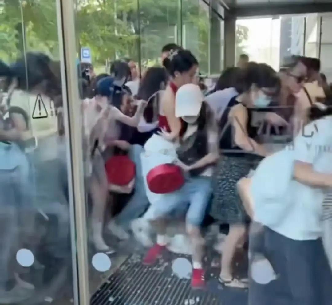 场面一度失控！张凌赫南宁品牌站台现场，大量粉丝齐聚商场，拥挤之下玻璃门被挤破，有