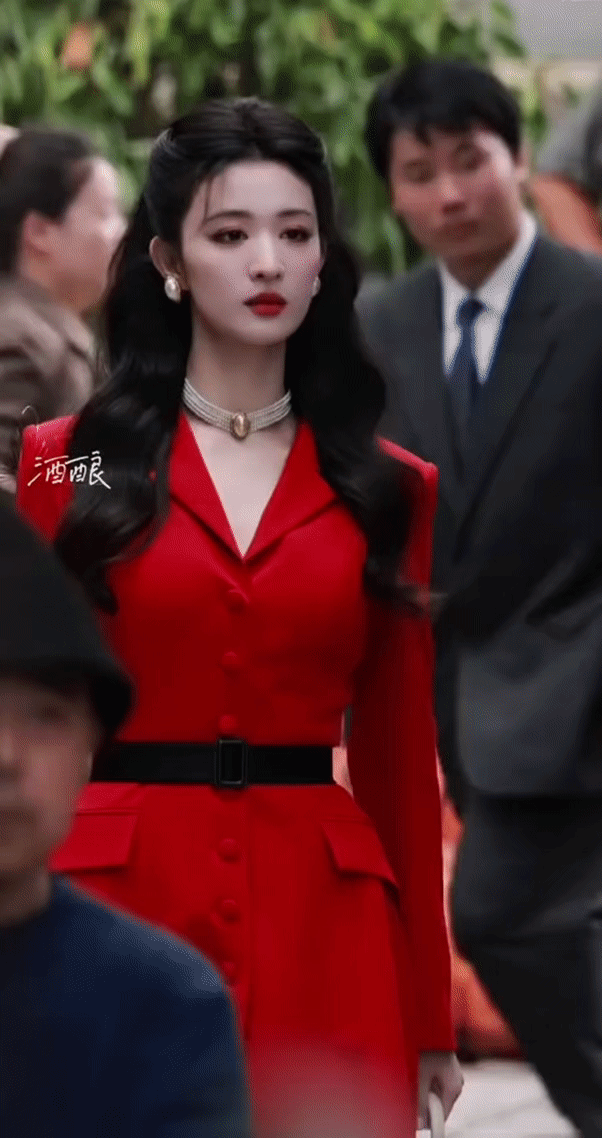 王楚然红衣复仇千金红色西装衬得她又美又飒，端庄下是按捺的锋芒。似笑非笑的嘴角藏着