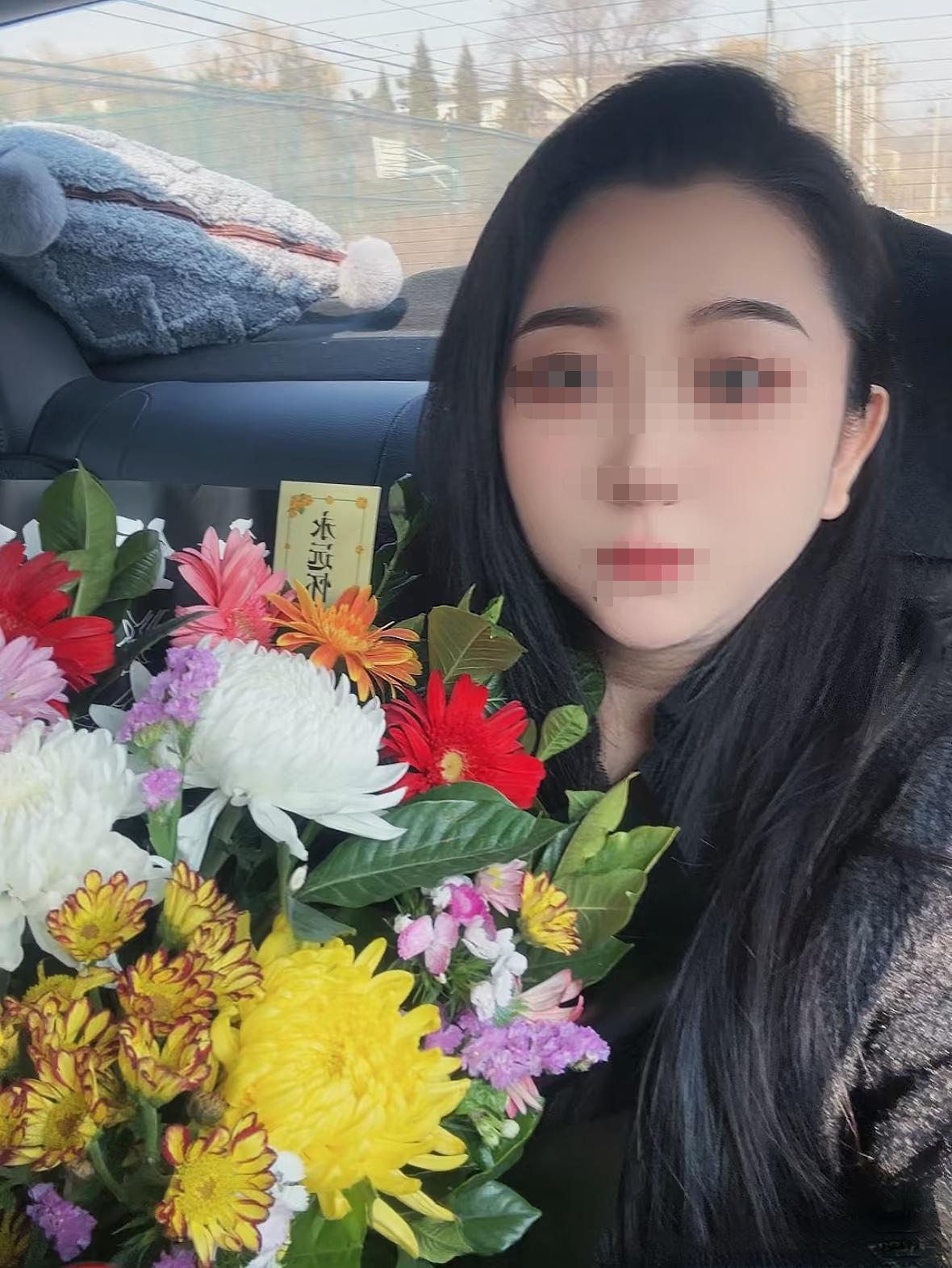 闺蜜的妈妈去世了。一向文静的她张牙舞爪就把人事的脸抓花了。知道实情后，我们几个发