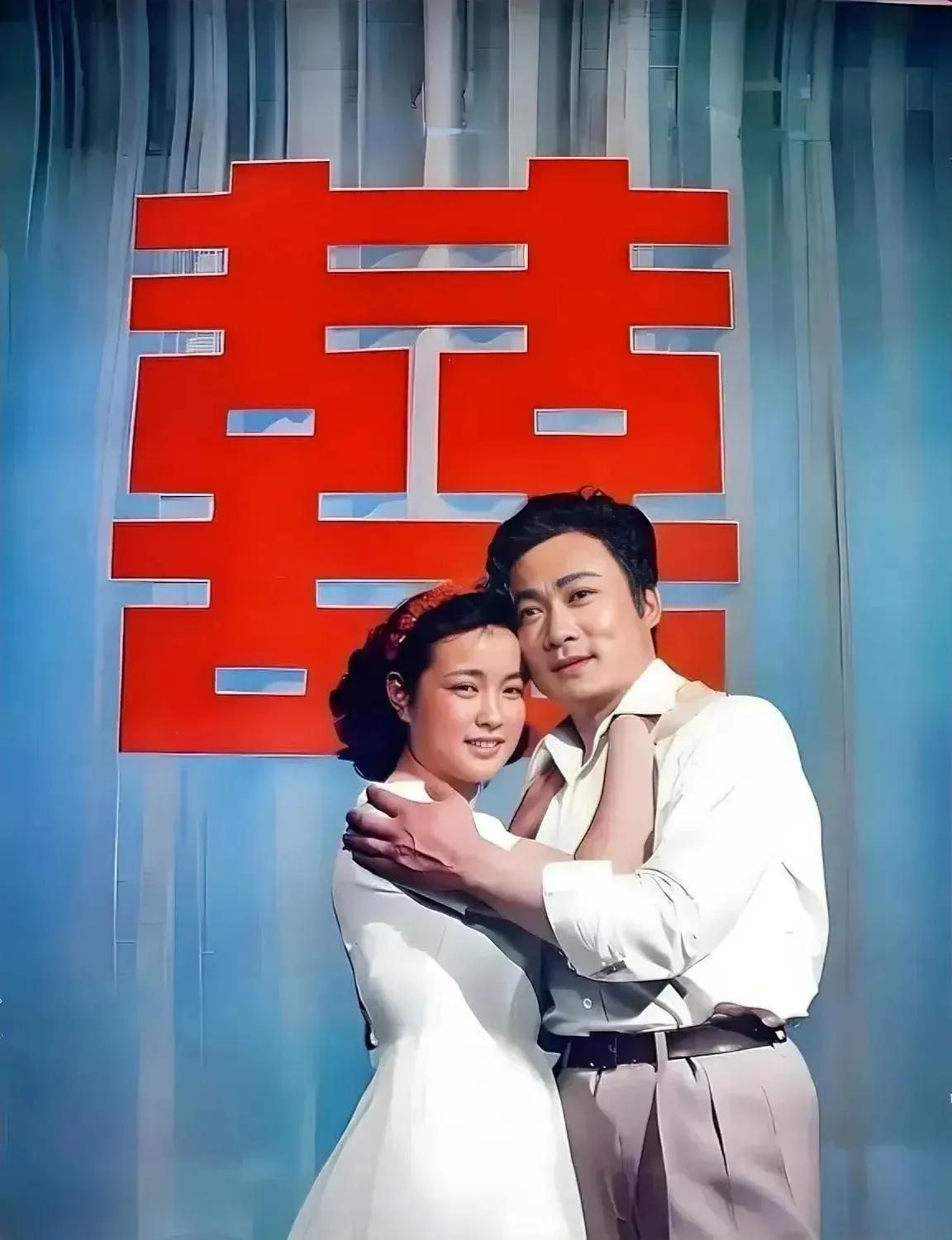 和刘晓庆抱在一起的男士是谁呢？这是哪部剧的剧照呢？年轻时的刘晓庆眉眼如