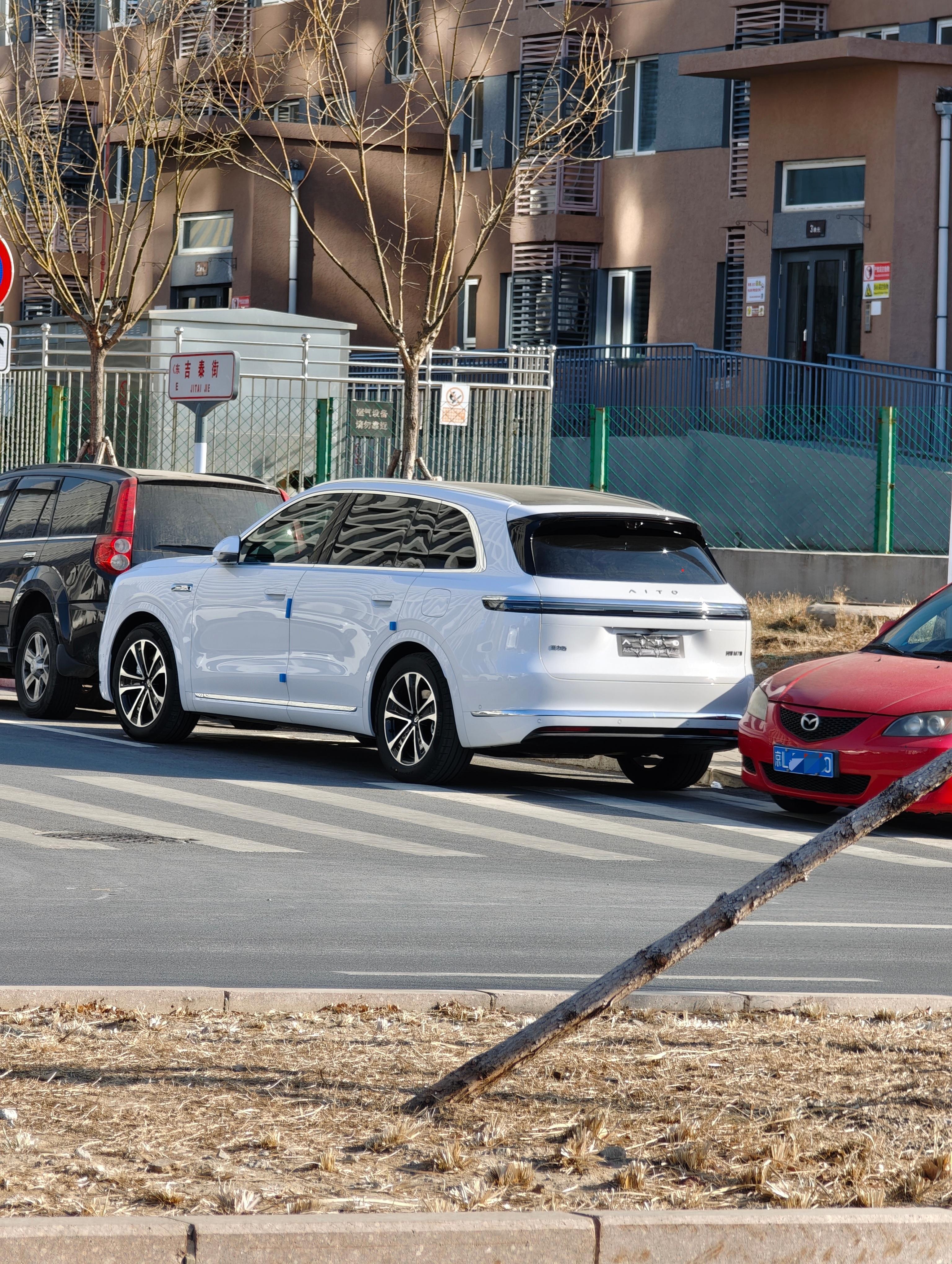 这个车尾乍一看真的太像理想了，尤其是白色