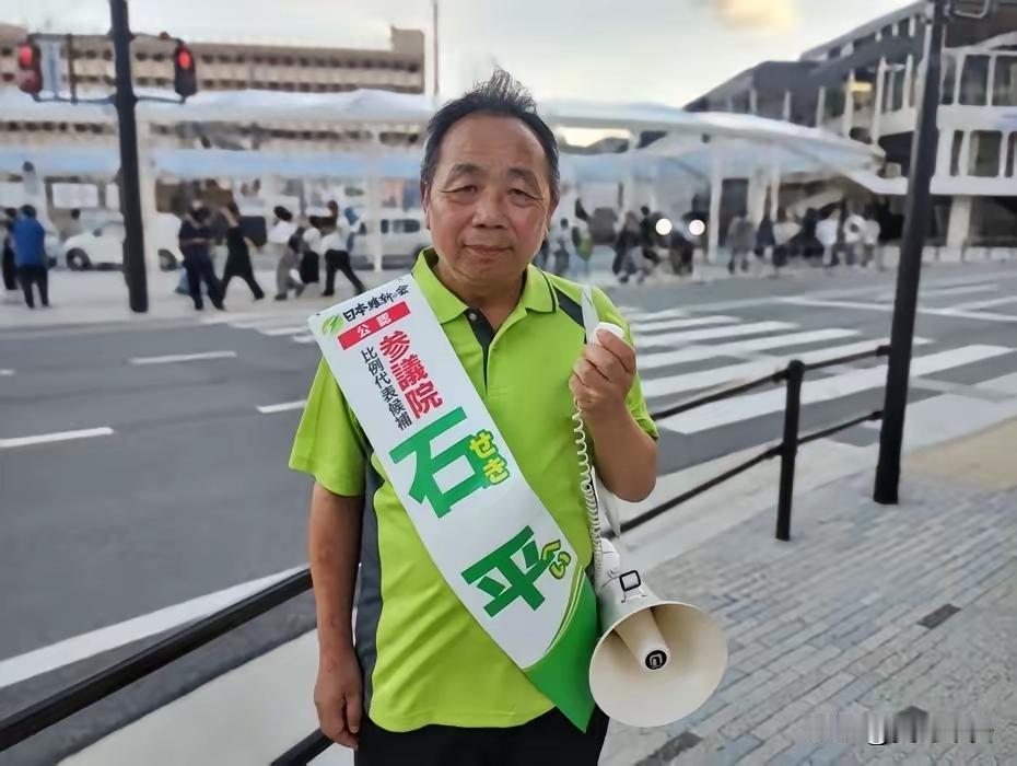 石平吃相难看今天凌晨，遭到家族除名的汉奸石平在推特上特意开设了一个新的中文账号