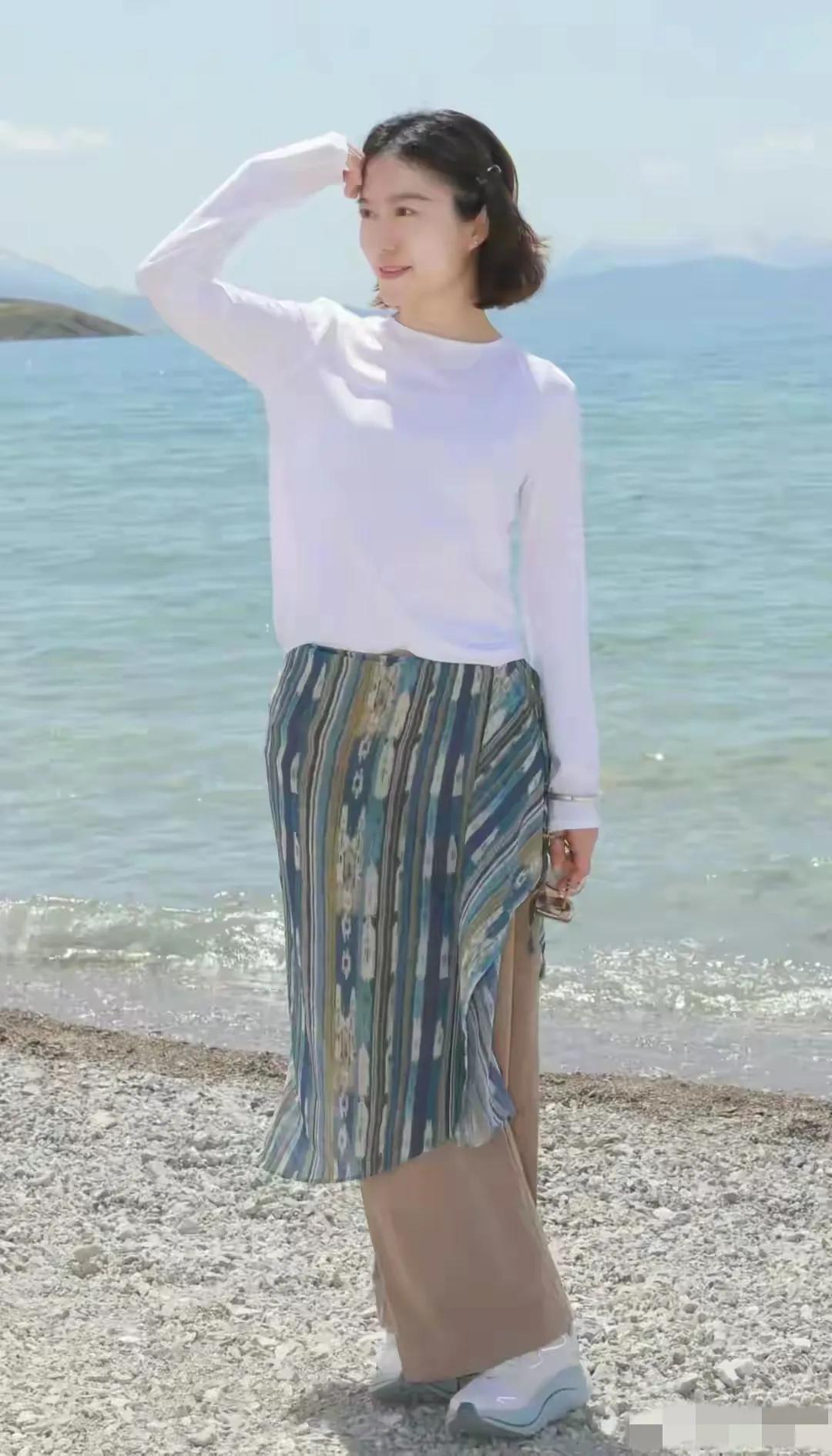 杨振宁走了，50岁的翁帆依然很美，比同龄人要年轻很多，笑容甜美，貌似已经走出了丧