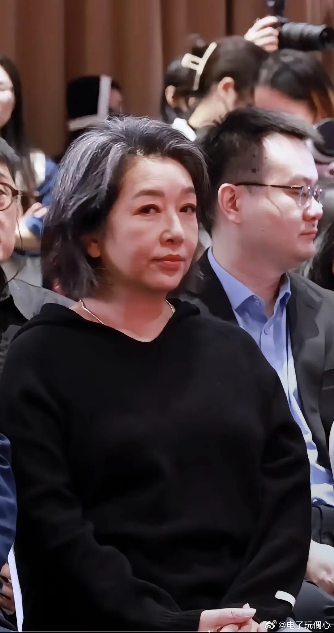 58岁江珊白发不染，富态优雅，从内向外散发自信迷人的魅力