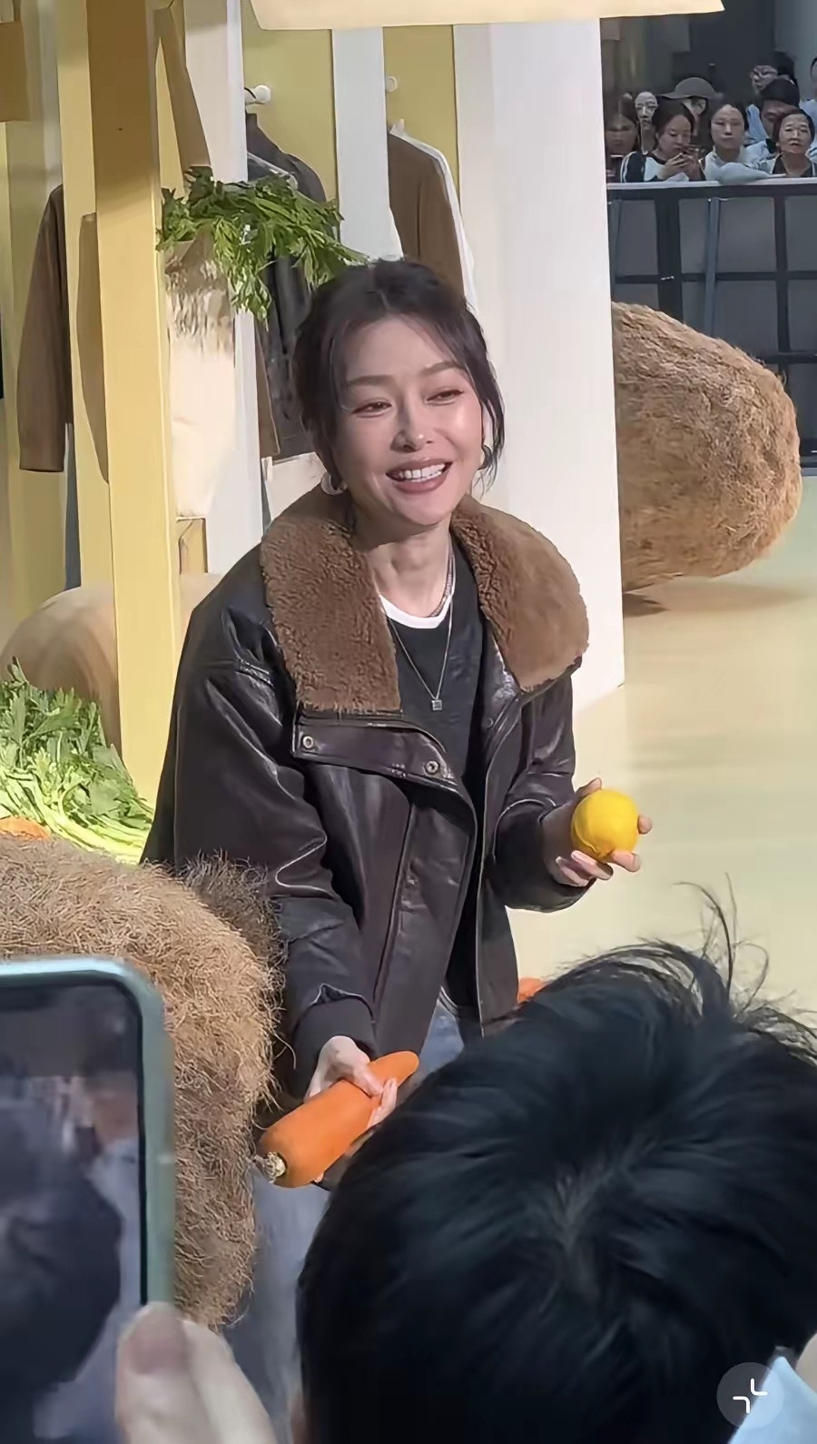 10月16日，秦岚现身北京荟聚，脸一下老了好多，像是闫妮，打扮比较老气，没有以前