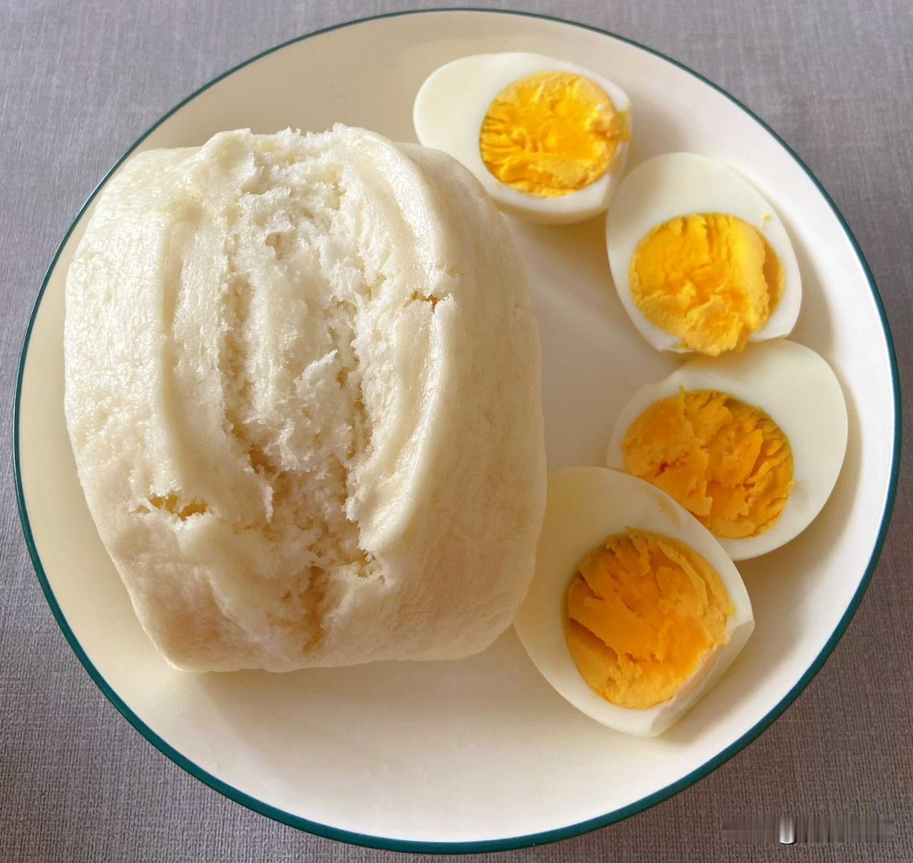 今日的午餐有点混杂，主打就是一样一点，尝尝味道的同时也不会有太高的热量摄入。