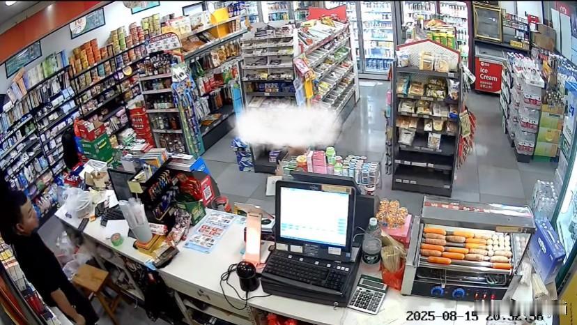 福建厦门灌口，男孩进店对着老板说：老板，给我两个塑料袋。老板细问之下教育他请人帮