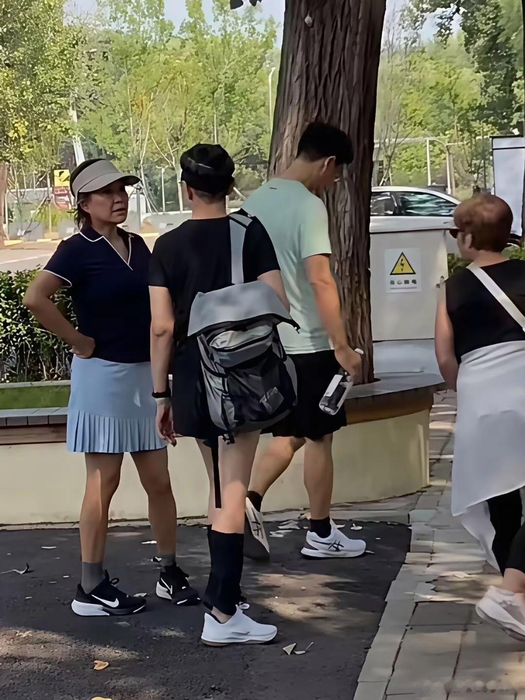 66岁的宋丹丹，在北京一间公园锻炼，她的状态也太好了吧，这身材，让人羡慕啊！​