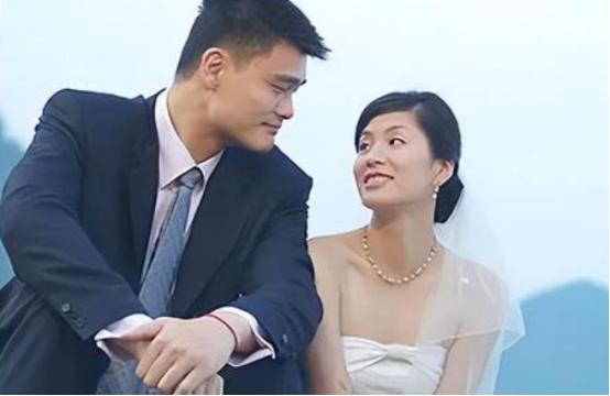 2007年，叶莉嫁给身高2米26体重400多斤的姚明后，她开玩笑的说：“睡觉之前