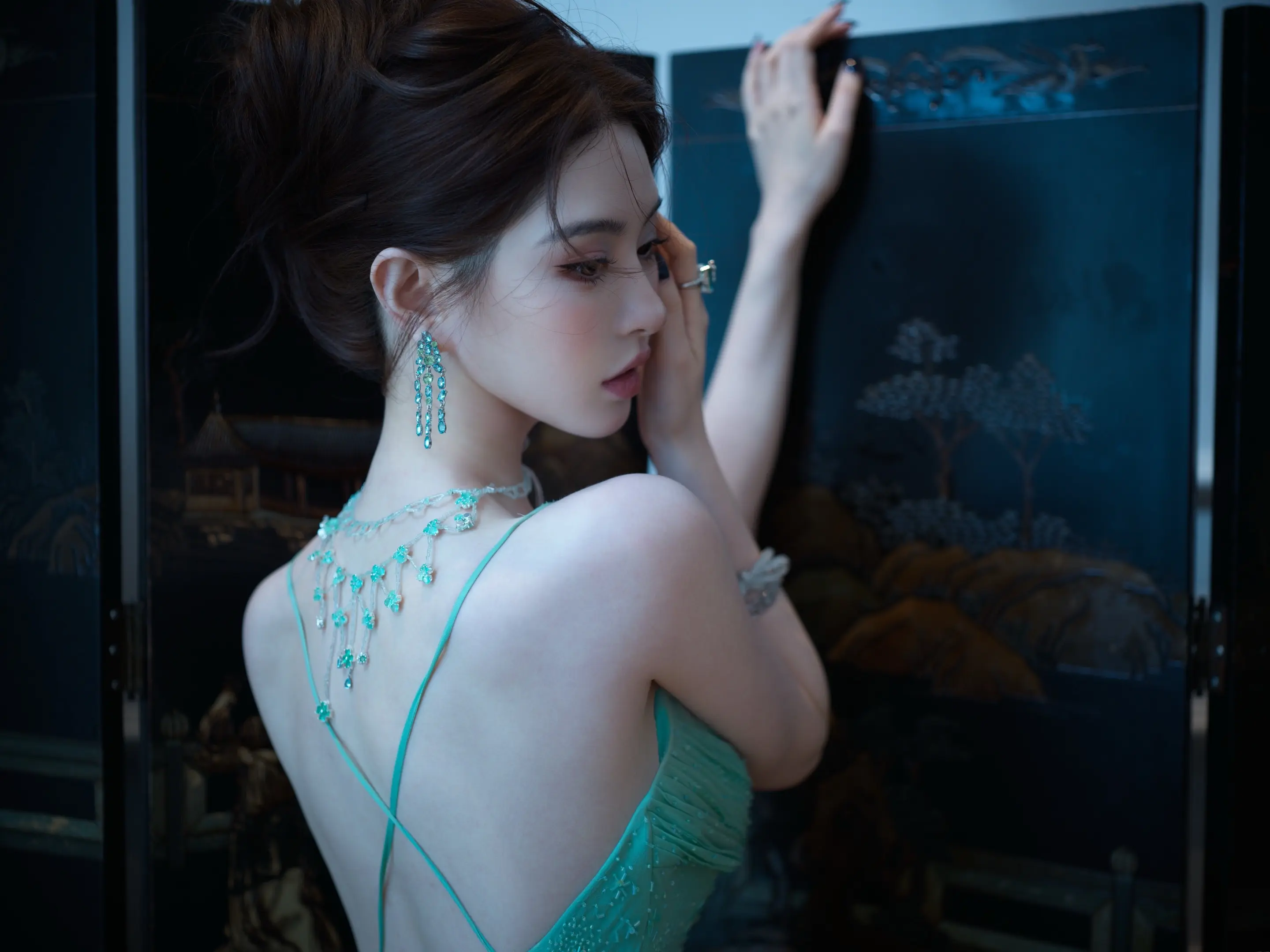 远山般静谧，月光般遥远。