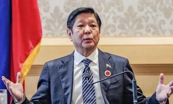 脚盆鸡：东大，赶紧把这份东西给签了！东大：这是啥玩意，我签啥呀？脚盆鸡