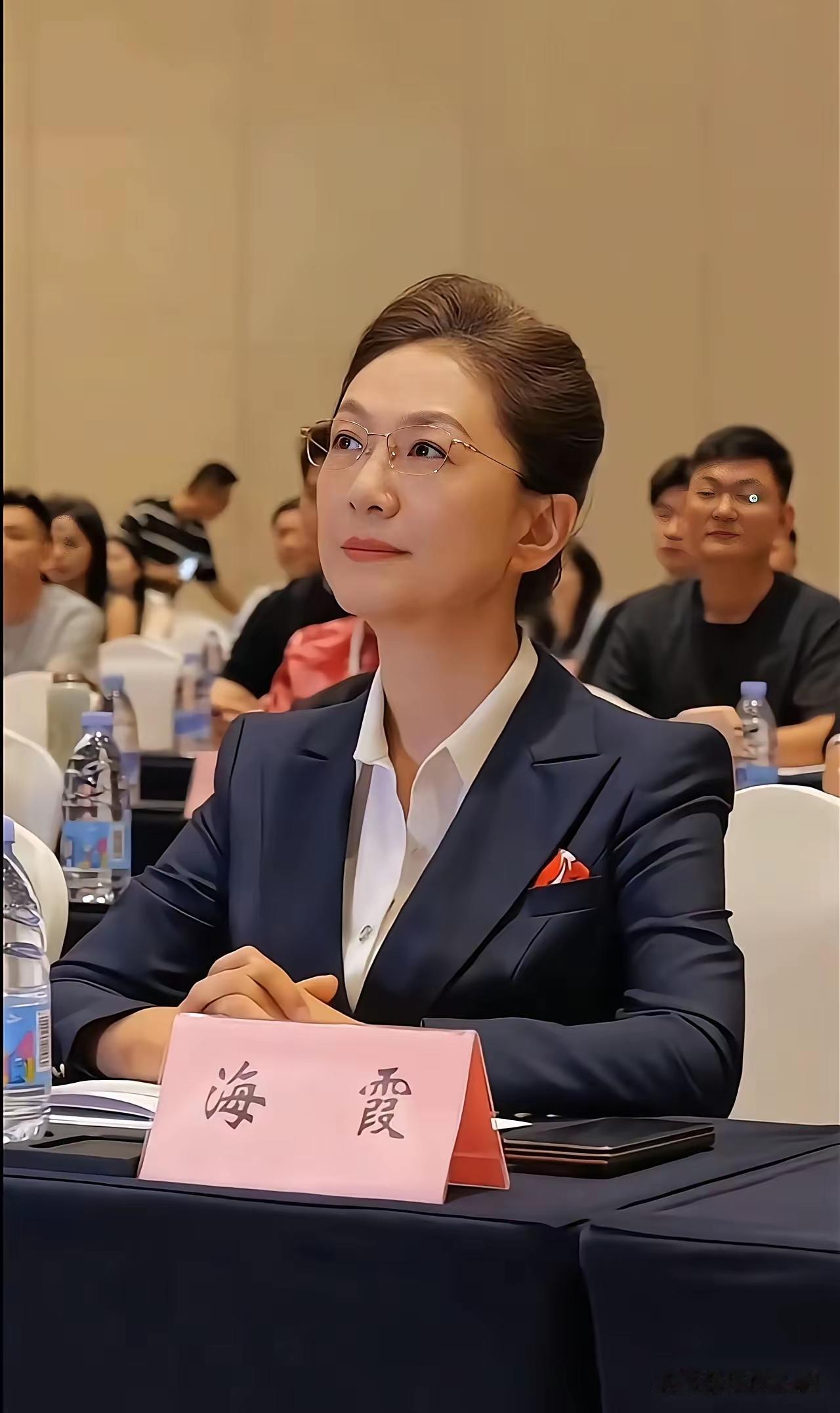 你们认识她吗？她比周涛漂亮，她比董卿知性，她比倪萍更加有韵味她如今人家已经退